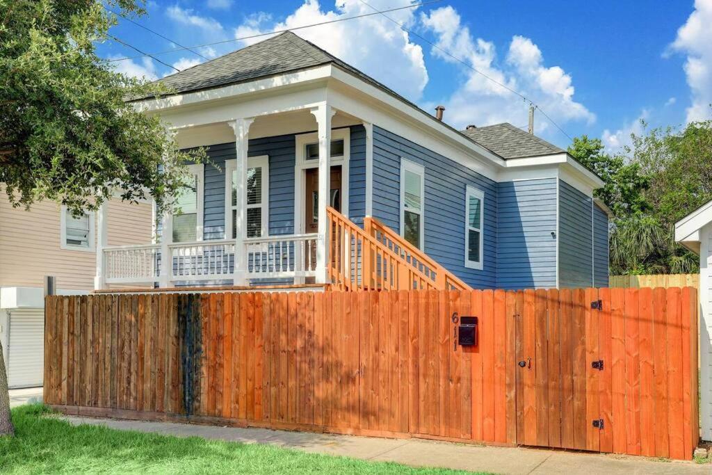 Renovated Beach Bungalow! Галвестън Екстериор снимка